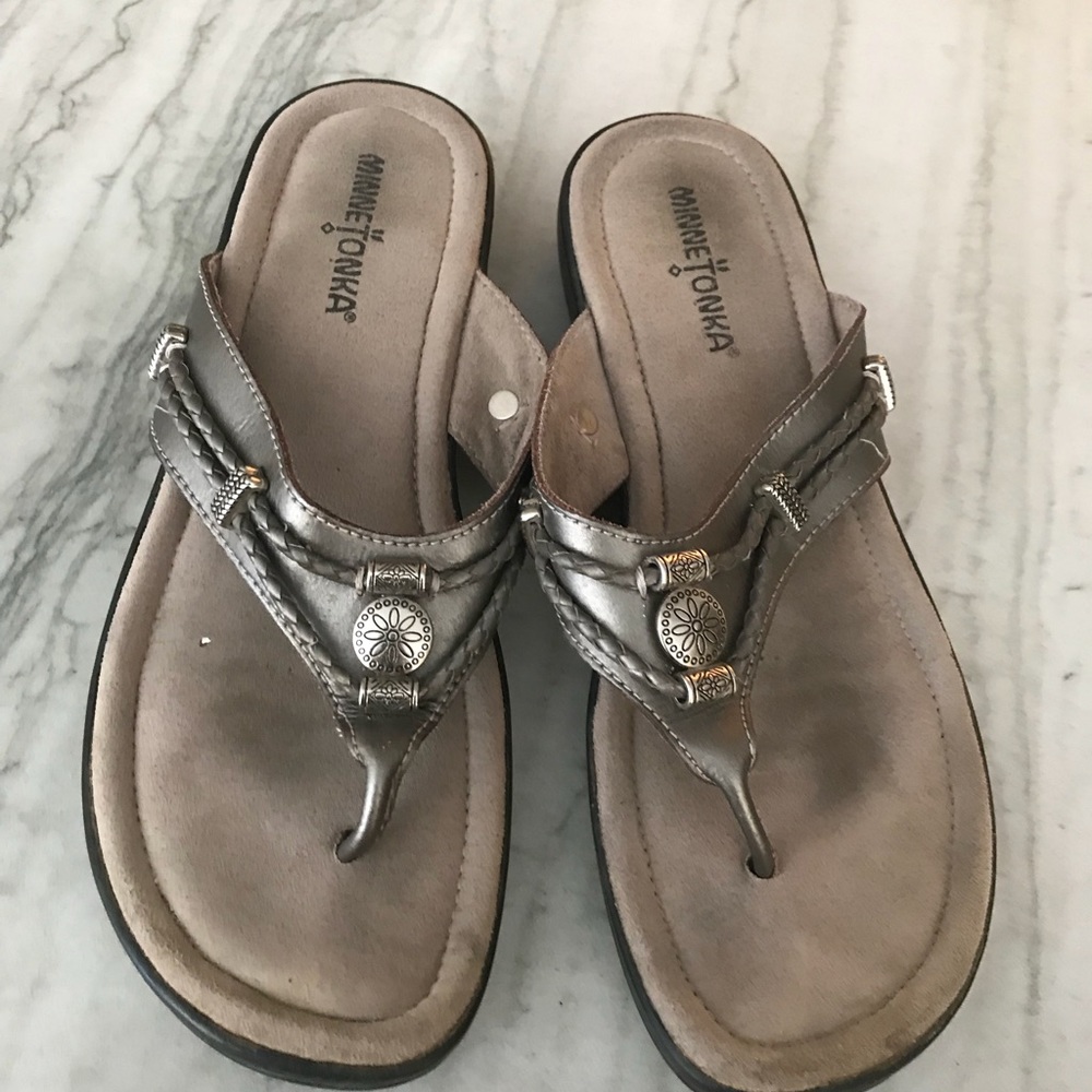 Minnetonka Silverthorne Thong Sandals